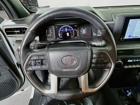 Certified 2025 Toyota 4Runner SR5 AWD/4WD image 10