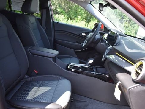 New 2026 Chevrolet Trax LT w/ LT Convenience Package FWD image 13