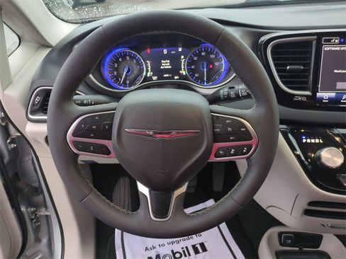 Used 2024 Chrysler Pacifica Touring-L image 11