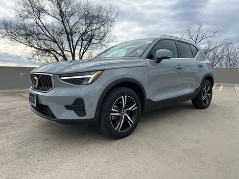 Certified 2025 Volvo XC40 B5 Core image 4