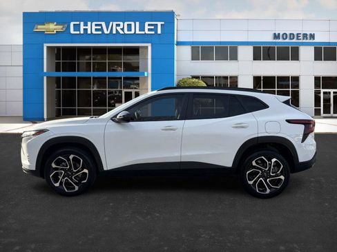 Certified 2025 Chevrolet Trax RS w/ Driver Confidence Package image 2