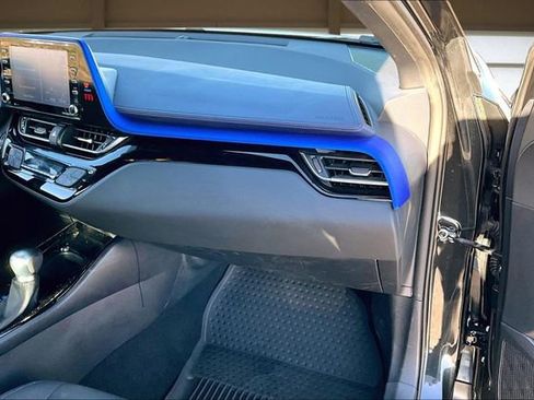 Used 2022 Toyota C-HR XLE image 17