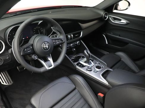 Used 2022 Alfa Romeo Giulia Veloce AWD/4WD image 13