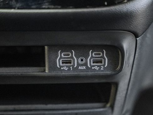 Certified 2025 Chrysler Pacifica Select image 29