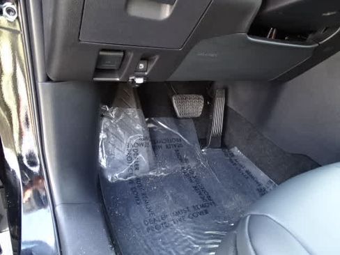 Used 2025 Toyota Highlander XLE FWD image 16