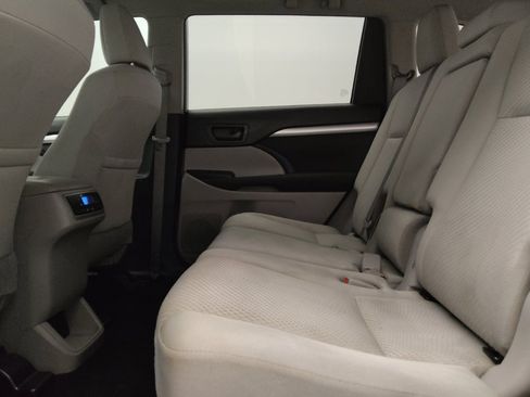 Used 2019 Toyota Highlander LE FWD image 18