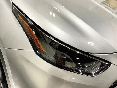 Used 2023 Toyota Highlander XLE AWD/4WD image 29