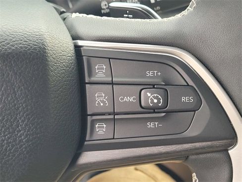 Used 2024 Jeep Grand Cherokee Limited image 16