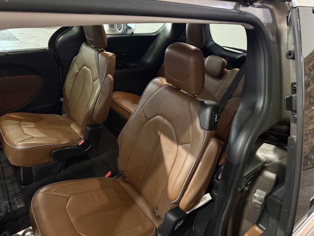 Used 2017 Chrysler Pacifica Limited w/ UConnect Theater Package FWD image 34