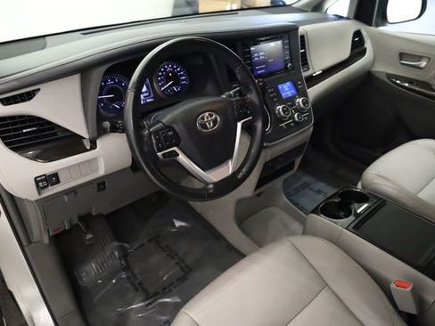 Used 2019 Toyota Sienna L image 10
