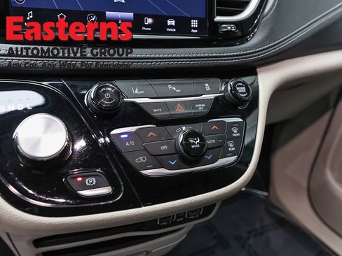 Used 2024 Chrysler Pacifica Limited FWD image 20