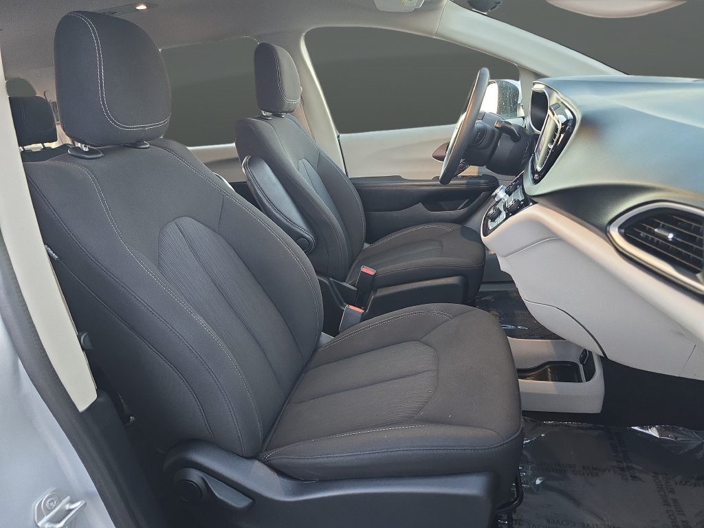 Used 2023 Chrysler Voyager LX FWD image 23