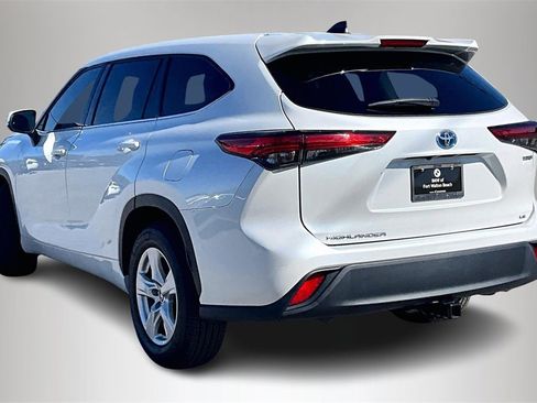 Used 2022 Toyota Highlander LE image 4