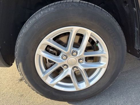 Used 2023 Jeep Grand Cherokee L Laredo image 13