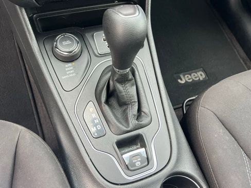 Used 2019 Jeep Cherokee Latitude w/ Popular Appearance Group AWD/4WD image 34