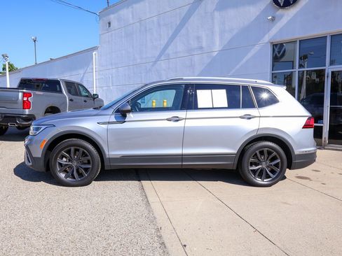 Used 2024 Volkswagen Tiguan SE AWD/4WD image 2