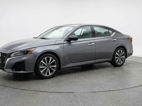 Used 2025 Nissan Altima 2.5 SV image 3