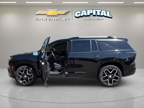 Used 2025 Chevrolet Traverse High Country FWD image 9