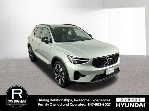 Used 2025 Volvo XC40 B5 Plus image 3
