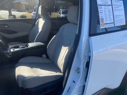 Used 2023 Nissan Rogue SV image 12