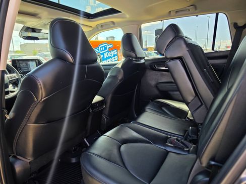 Used 2022 Toyota Highlander XLE AWD/4WD image 12