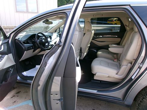 Used 2021 Buick Enclave Essence image 13