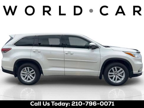 Used 2016 Toyota Highlander LE FWD image 2