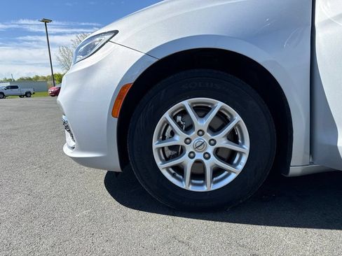 Used 2024 Chrysler Pacifica Touring-L FWD image 35