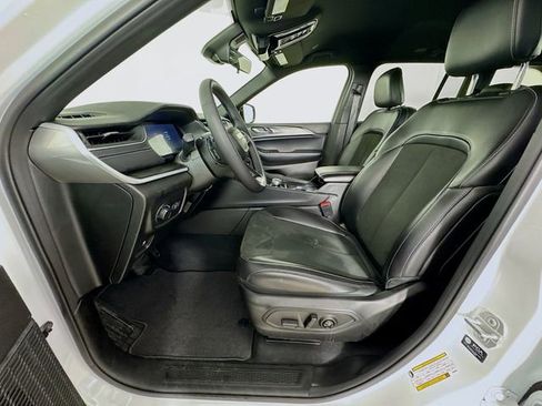 Used 2025 Jeep Grand Cherokee Altitude image 24