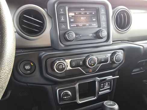 Used 2020 Jeep Gladiator Sport image 28