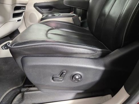 Used 2019 Chrysler Pacifica Limited w/ Tire & Wheel Group FWD image 30
