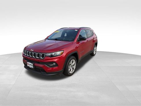 Used 2025 Jeep Compass Latitude AWD/4WD image 4