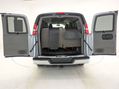 Used 2017 GMC Savana 3500 LT w/ LT Preferred Equipment Group image 10