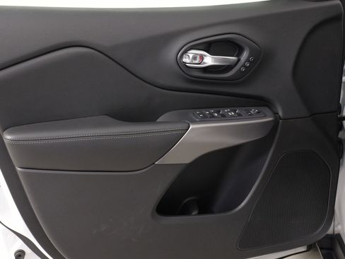 Used 2019 Jeep Cherokee Limited image 25