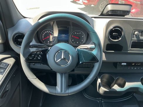 Used 2025 Mercedes-Benz Sprinter 2500 image 23