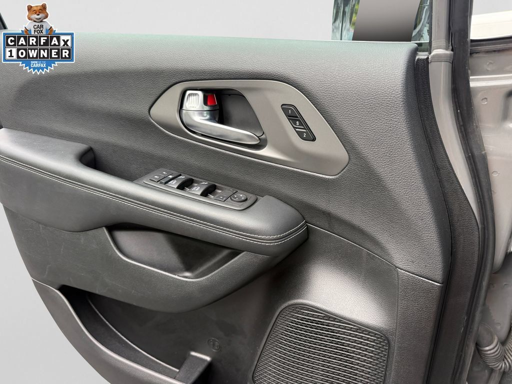 Used 2025 Chrysler Pacifica Select FWD image 28