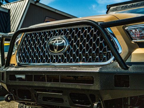 Used 2019 Toyota Tacoma TRD Off-Road AWD/4WD image 11