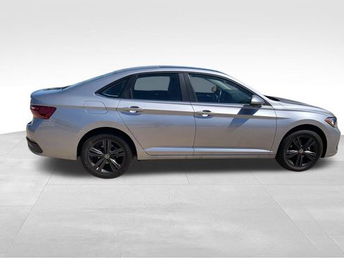 Used 2023 Volkswagen Jetta SE FWD image 9