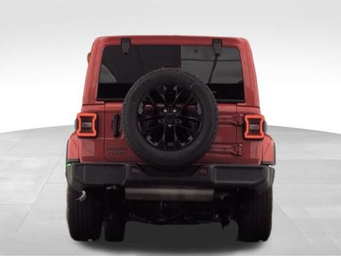 Used 2025 Jeep Wrangler Unlimited Sahara AWD/4WD image 4