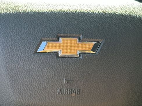 Used 2022 Chevrolet Traverse LS image 17