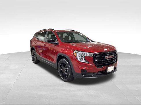 Used 2023 GMC Terrain SLE w/ Driver Convenience Package image 4