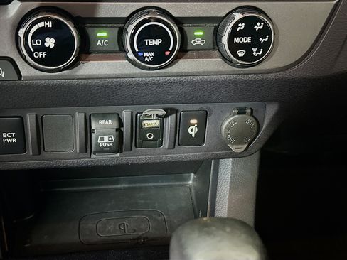 Used 2018 Toyota Tacoma TRD Off-Road AWD/4WD image 23