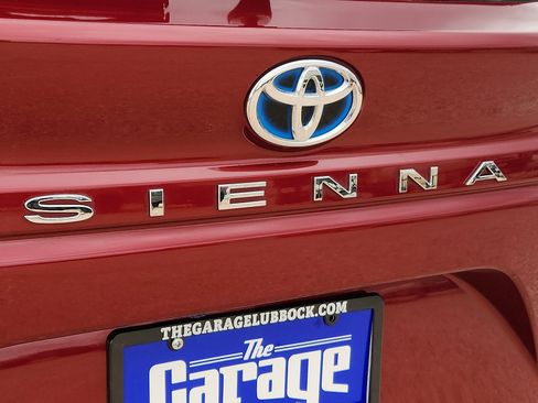 Used 2022 Toyota Sienna Limited image 8