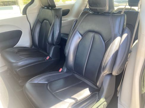 Used 2023 Chrysler Pacifica Touring-L FWD image 12