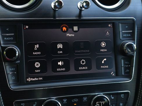 Used 2020 Bentley Bentayga Plug-In Hybrid image 43