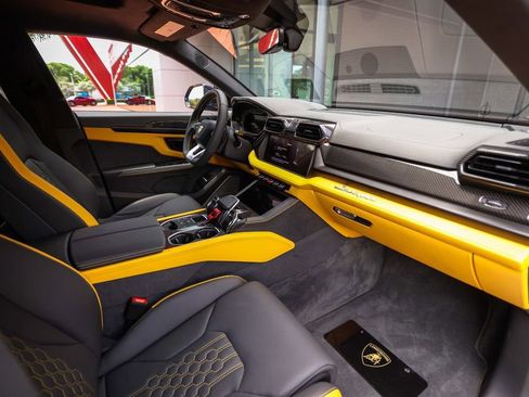 Used 2025 Lamborghini Urus SE AWD/4WD image 60