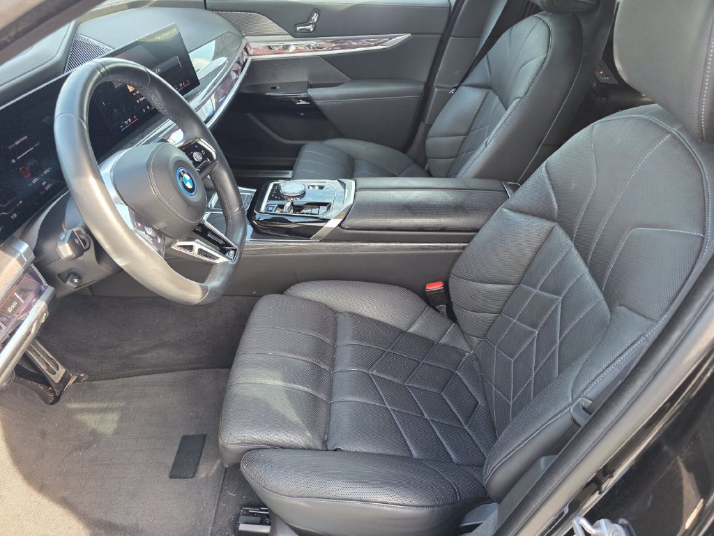 Certified 2023 BMW i7 xDrive60 w/ Parking Assistance Package AWD/4WD image 8