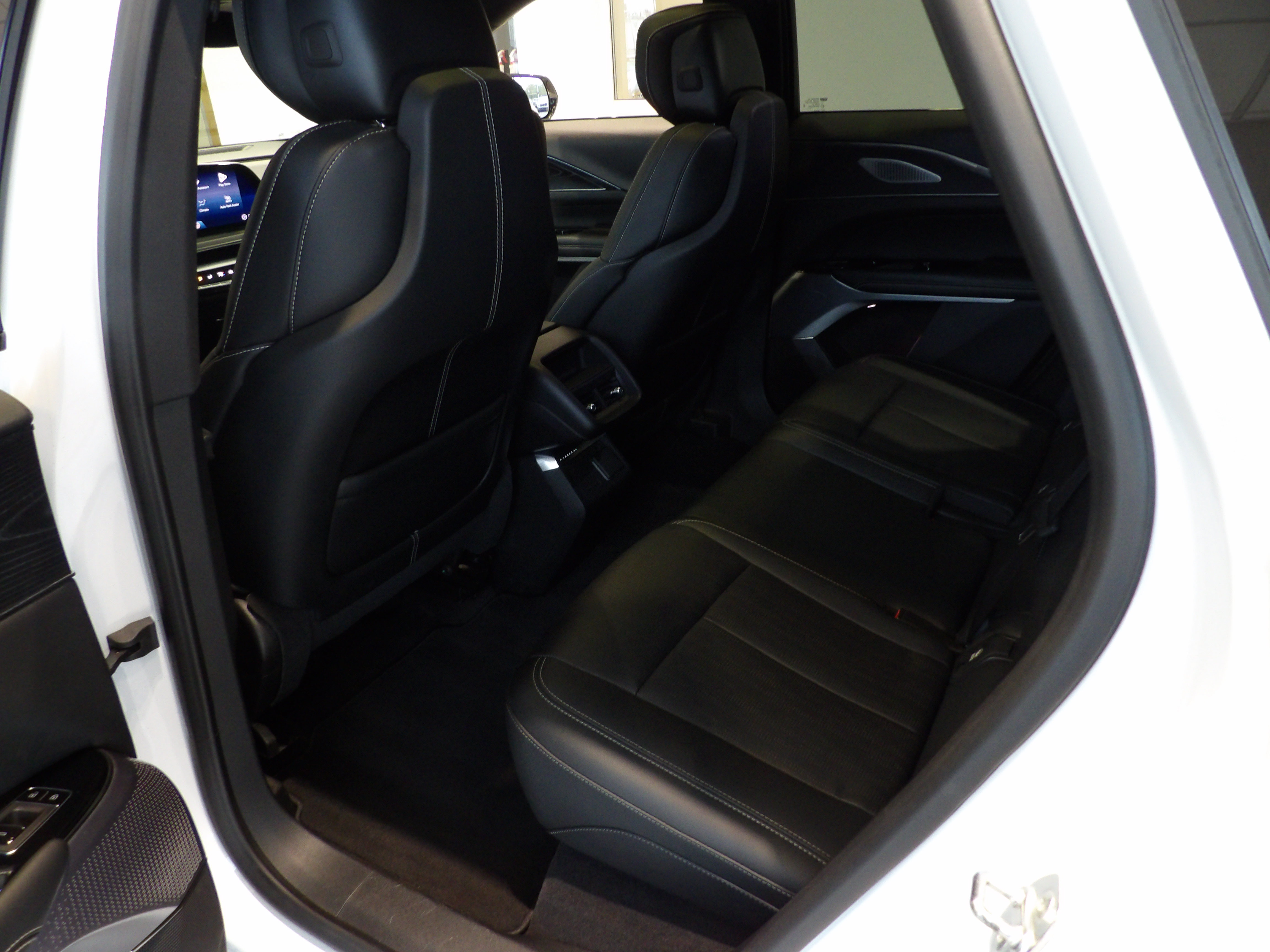 Used 2024 Cadillac Lyriq Luxury AWD/4WD image 19