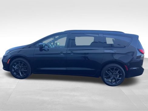Used 2023 Chrysler Pacifica Limited w/ Uconnect Theater Family Group AWD/4WD image 8