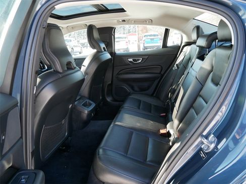 Used 2019 Volvo S60 T6 Momentum w/ Premium Package image 10